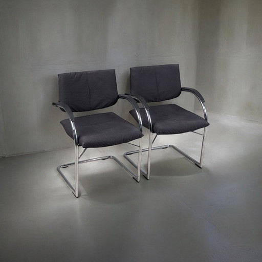 2x Vitra chaise cantilever/chaise modèle 'Visavis' tube d'acier et tissu Suisse