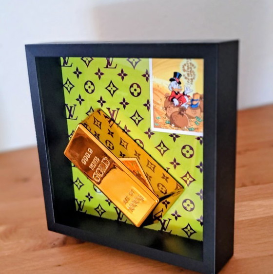 GEK-NERD - Louis Vuitton Gold Bar vs. Uncle Scrooge - Escultura de arte moderno (photo 7 of 11)