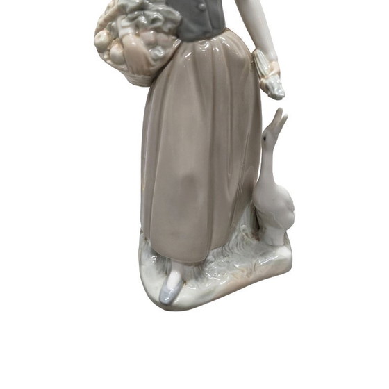 Image 1 of Figurine en porcelaine « Jeune fille à l'oie » par Lladro, années 1980