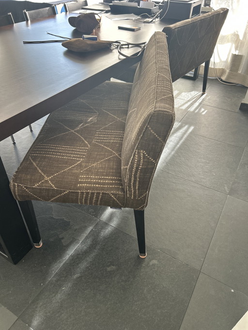 Dos bancos a la altura de la mesa de comedor