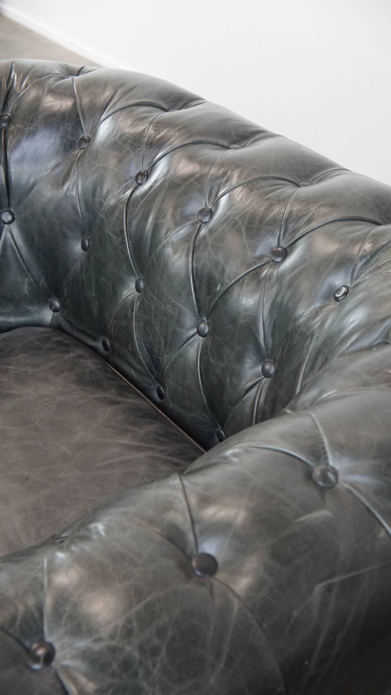 Image 1 of 2 x Ruime zwarte chesterfield fauteuil van generfd rundleer