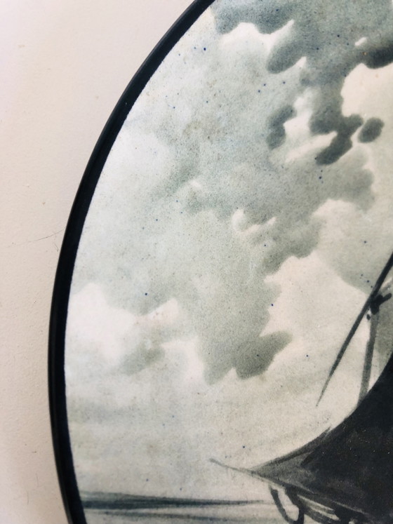 Image 1 of Plat en céramique au décor de marine en grisaille à main levée 