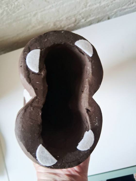 Image 1 of Mooi keramiek beeld van een zwangere vrouw. Kleur is bruin,creme. Kunstenaar is niet bekend,signatuur aanwezig