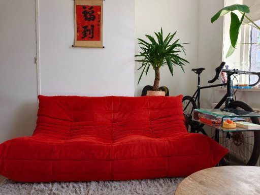 Ligne Roset Togo 3-Sitzer. Alcantara Goya Red