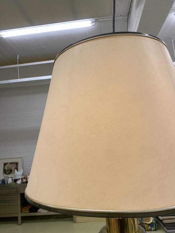 Image 1 of Wunderschöne Doria Leuchten Lampe mit rauchglasfarbenem Lampenfuß und cremefarbenem Lampenschirm