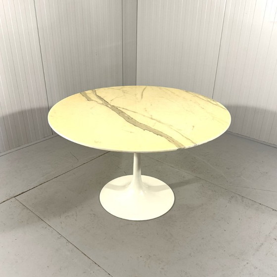Image 1 of Round marble dining table with tulip-shaped base 1960s