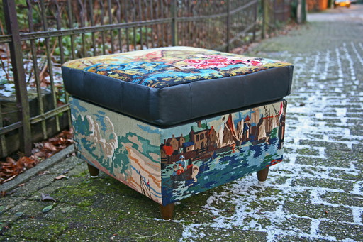 Rectangular boat pouf with view of Dordrecht