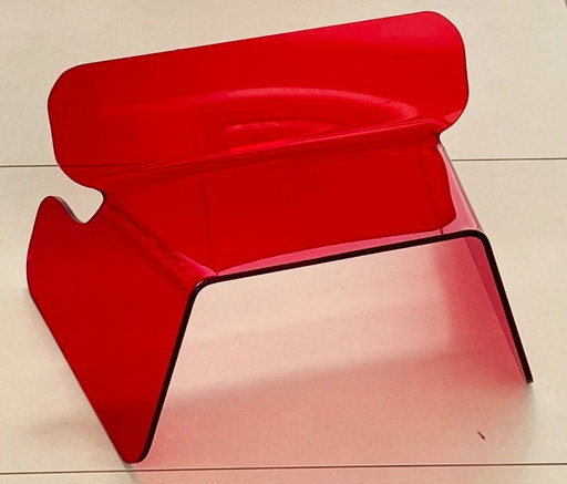 Chaise en plexiglas rouge, France années 70