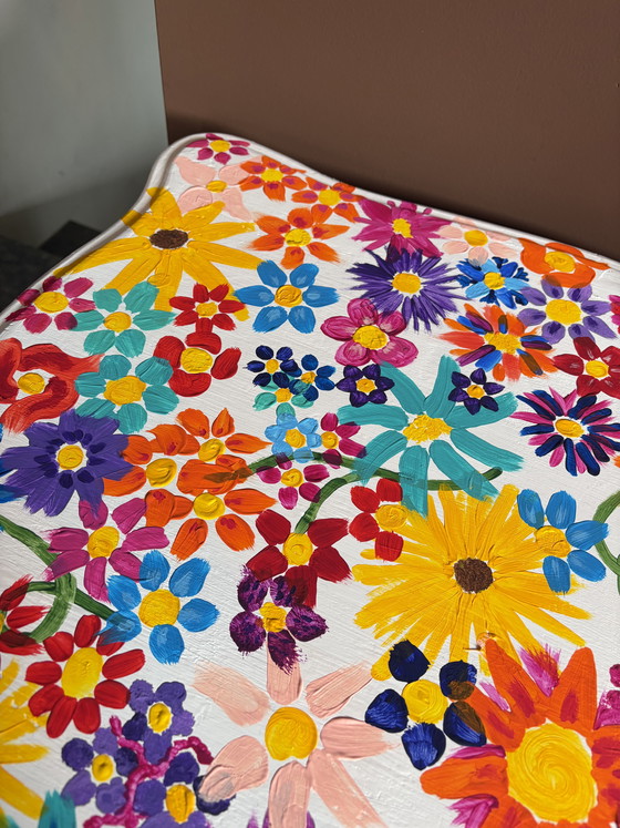 Image 1 of Unieke bijzettafel met handgeschilderde bloemen