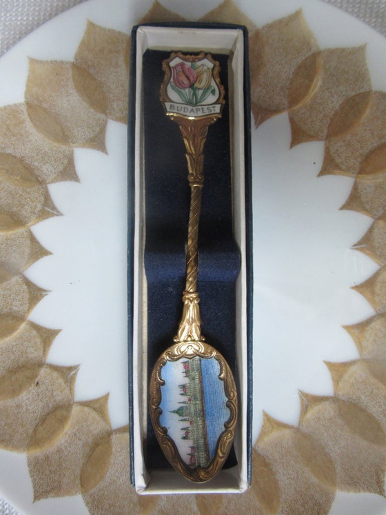 Image 1 of Vintage emaille en verguld gouden souvenirlepel met bloemenmotief uit Boedapest