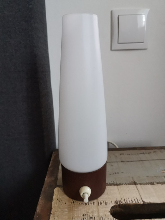 Image 1 of Tafellamp van opaalglas met Deens design uit het midden van de 20e eeuw, jaren 70.