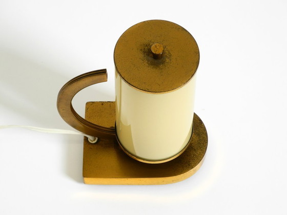 Image 1 of Lampe de table en laiton des années 1940, rare et magnifique, avec abat-jour en verre opale.