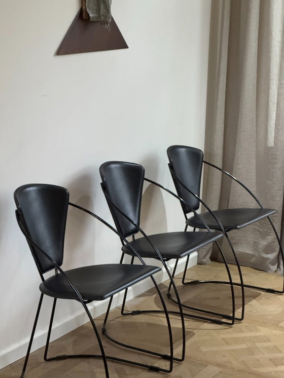 Image 1 of Set van 6 moderne Italiaanse stoelen van zwart metaal en leer, jaren 80
