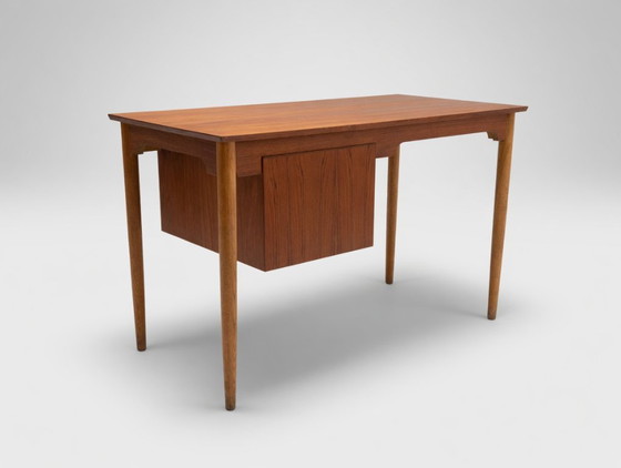 Image 1 of Dänischer kleiner Schreibtisch aus Teak und Buche, 1950er Jahre.