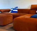 Divano angolare modulare 4x6 in velluto color ruggine + pouf