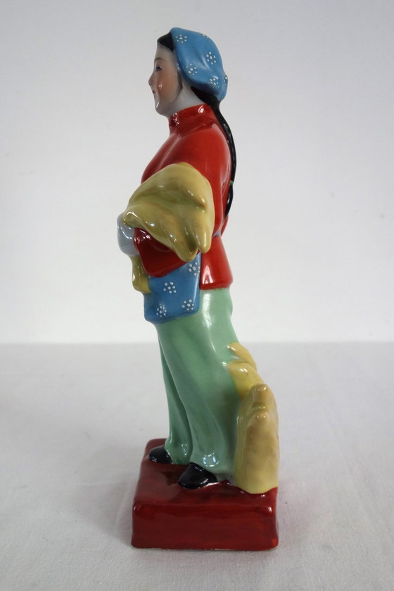 Image 1 of Estatua femenina de porcelana china con forma de galleta - Revolución Cultural n.° 8