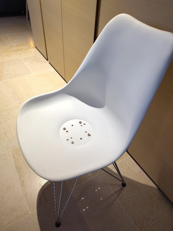 Image 1 of 6 repliche di sedie a secchiello Eames con base in metallo bianco