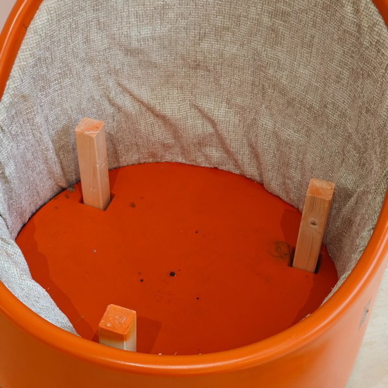 Image 1 of Chaise design fabriquée à partir d'une cabine téléphonique