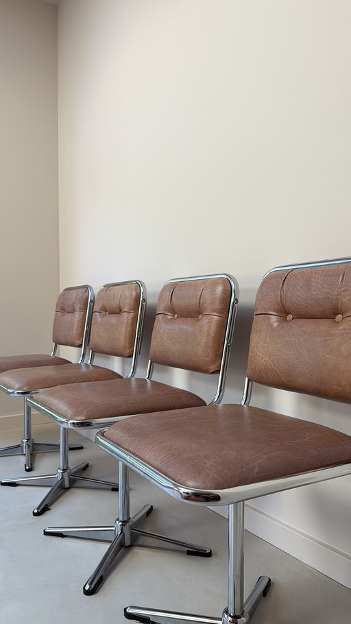 Vier vintage draaibare chromen / skai leren stoelen