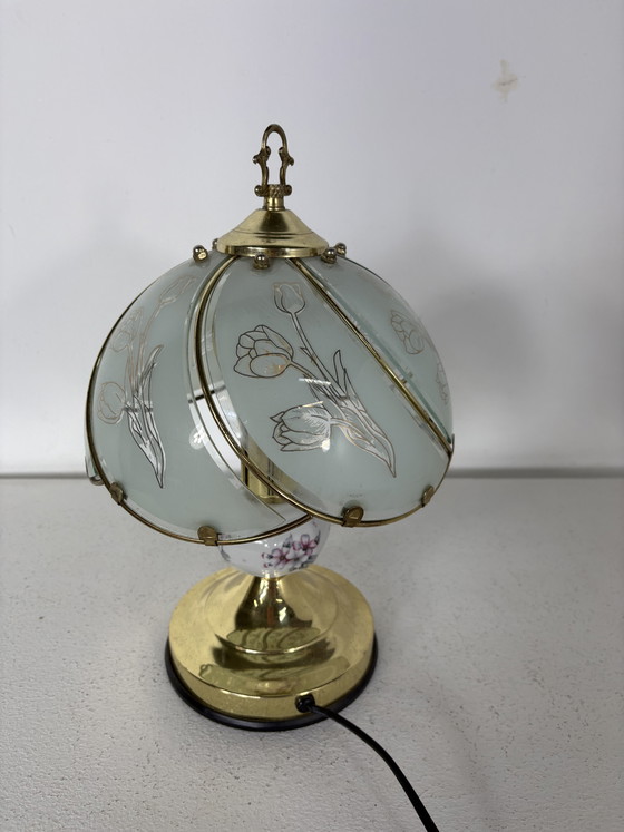 Image 1 of Vintage Hollywood Regency table lamp – brass, porcelain with flowers and etched frosted glass – with touch control on the base