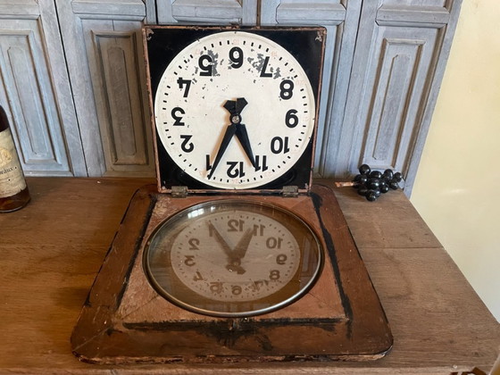 Image 1 of Fabriekesklok Klok Wandklok Vintage Frans jaren 40