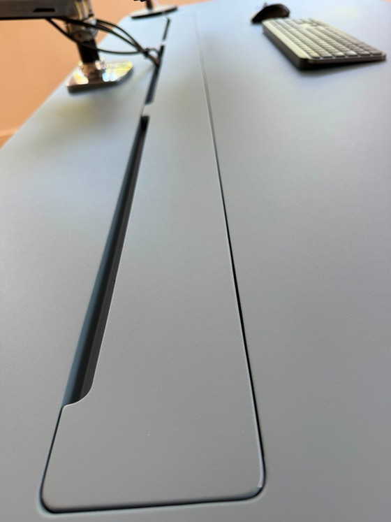 Escritorio de diseño exclusivo con gestión de cables y brazo para monitor. – Mdf, Metal (photo 3 of 6)