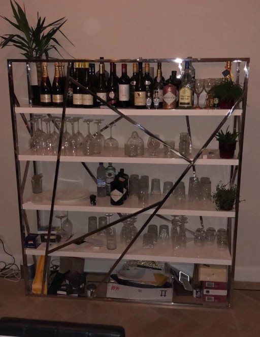 Elegante armario de Beliani en color blanco con estructura de acero inoxidable.