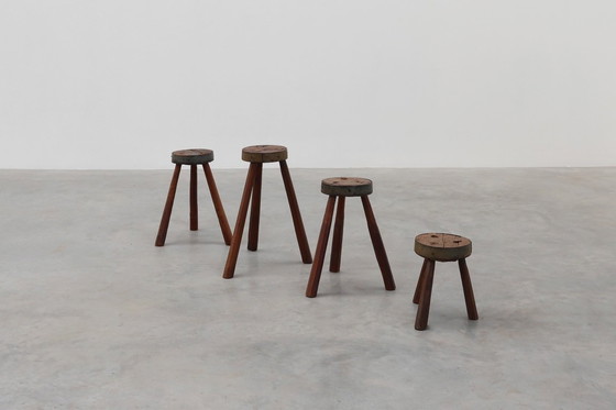 Image 1 of Sgabelli brutalisti francesi del 1850 a treppiede in rovere massiccio con bordo in metallo, set di 4 pezzi