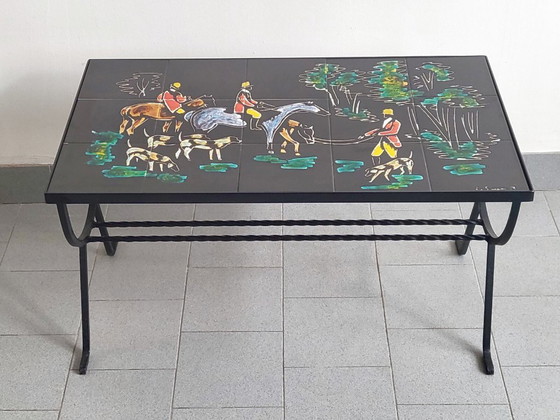 Image 1 of Vintage salontafel/bijzettafel uit de jaren 50 met jachtthema, gemaakt van keramiek en metaal.