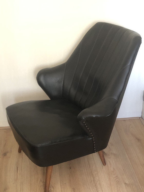 Image 1 of Vintage zwarte cocktailstoel clubstoel skai bekleding Theo Ruth (?)