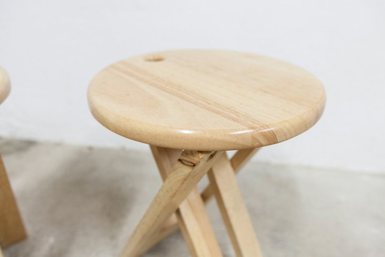 Image 1 of Een paar opklapbare krukjes van Adrian Reed uit de jaren 80.