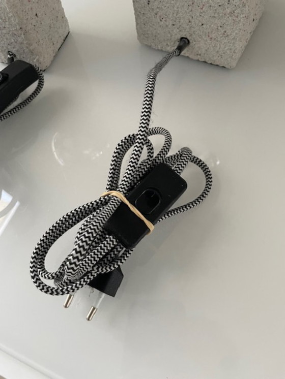 Image 1 of Set van twee moderne designlampen met sculpturale stenen basis