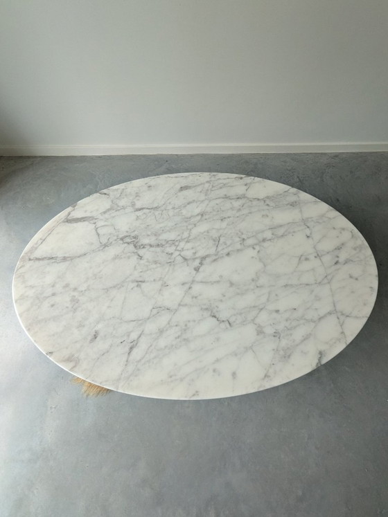 Knoll coffee table, designed by Eero Saarinen, white marble, Fiberglass, Mid Century Modern (photo 4 of 11)