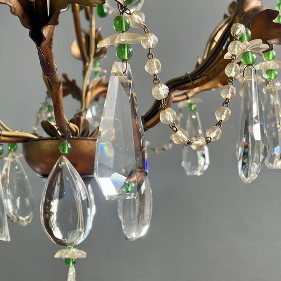 Image 1 of Vintage kroonluchter met zes lampen, versierd met gouden bladeren en kristallen, in klassieke Italiaanse stijl.