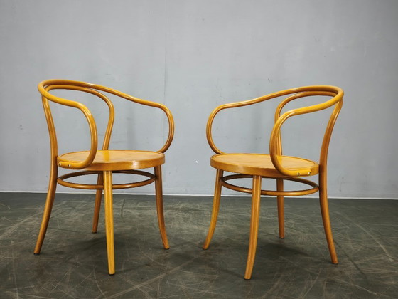 Image 1 of Silla de comedor con brazos TON Modelo 209 de madera curvada de haya, estilo checo, ideal para cafeterías y restaurantes.
