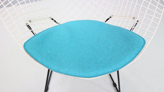 Image 1 of Silla Diamond de Harry Bertoia en metal blanco y negro y nuevo asiento azul años 60