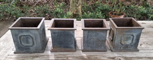 4 französische quadratische Pflanzkübel aus Gusseisen mit schöner Patina