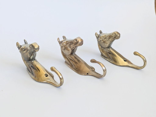 Juego de 3 ganchos de pared vintage de latón con forma de cabeza de caballo. Un toque de estilo ecuestre.