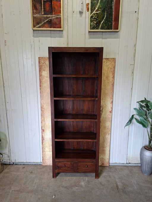 Donker teakhouten boekenkast afm. 96x29cm en 190cm hoog.