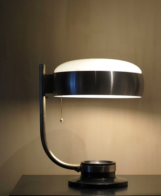 Oscar Torlasco Lampe de table modèle "729". Produite par Lumi, Milan, années 1960.