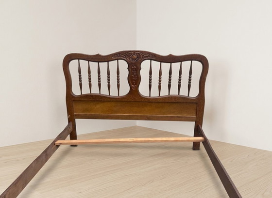 Image 1 of Vintage houten bedframe met houtsnijwerk, sierlijk hoofd- en voetbord, eerste helft 20e eeuw