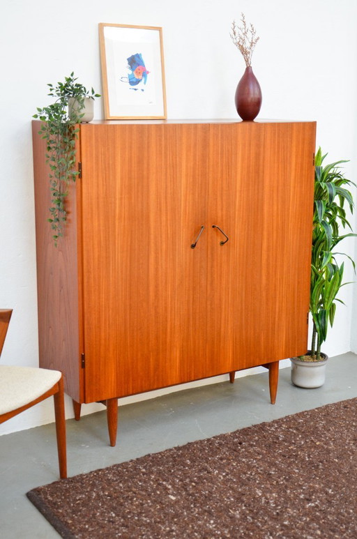 Vintage teakhouten ladekast uit het midden van de vorige eeuw, hoge kast, dressoirontwerp