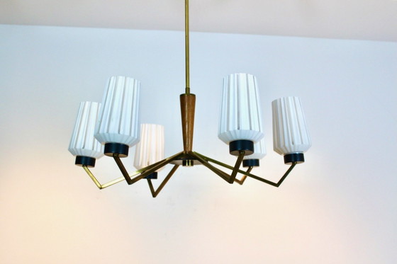 Lampadario in Ottone, Legno e Vetro Opalino (foto 4 di 12)