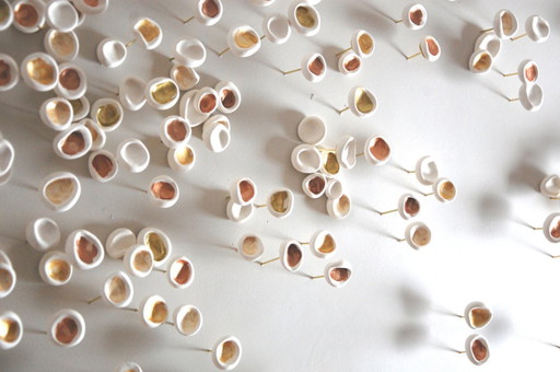 Dimensionaal modern organisch decoratief wandkunstwerk met textuur in wit, brons, espresso en goud - "Groei"