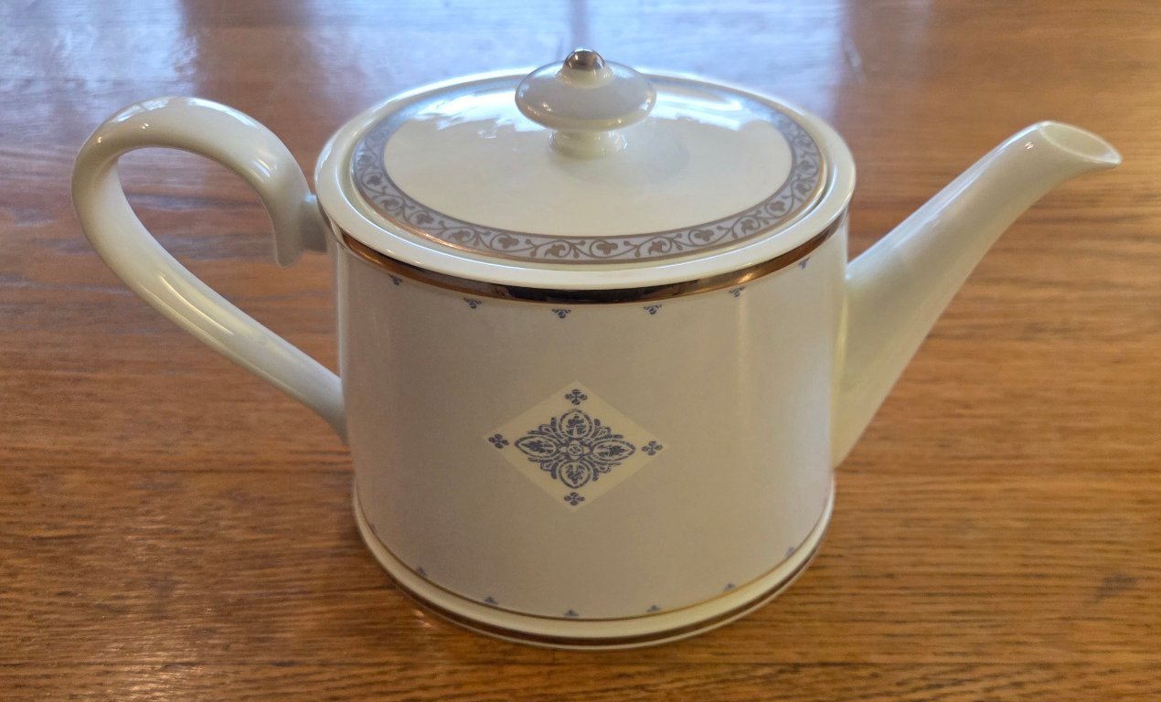 Villeroy and Boch Azurea, Classic Collection | €700 | Whoppah