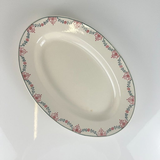 Plat oval Longwy, motif à guirlande rose et vert, début XXe s.