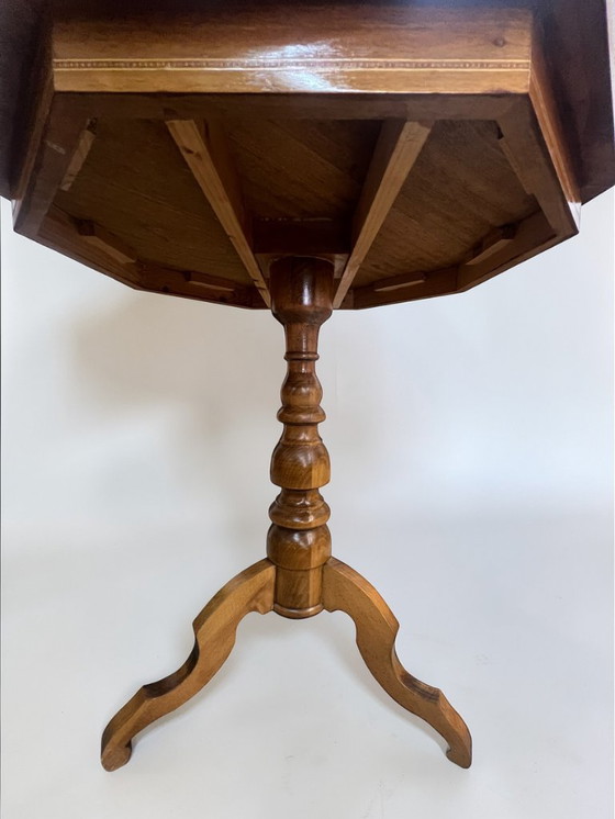 Image 1 of Antieke salontafel met inlegwerk, circa 1900, Biedermeier-stijl, walnootfineer, bijzettafel, vintage tafel