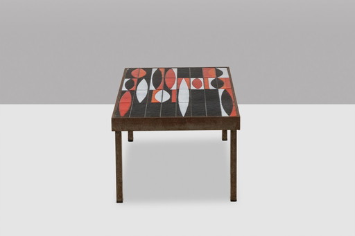 Capron. Zwart en rood geëmailleerd aardewerk 'navette' salontafel. Circa 1960.