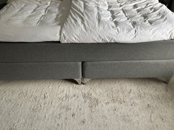 Letto boxspring Carpe Diem Sandö con gambe cromate, Letti matrimoniali, Tessile, Metallo, Grigio, Scandinavian (foto 3 di 5)