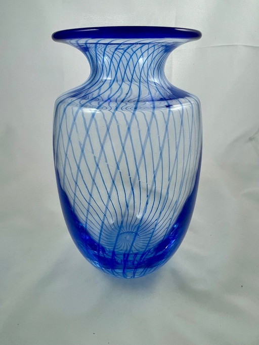 Kjell Engman pour Kosta Boda — Vase en verre d'art en filigrane bleu cobalt, Suède, années 1980